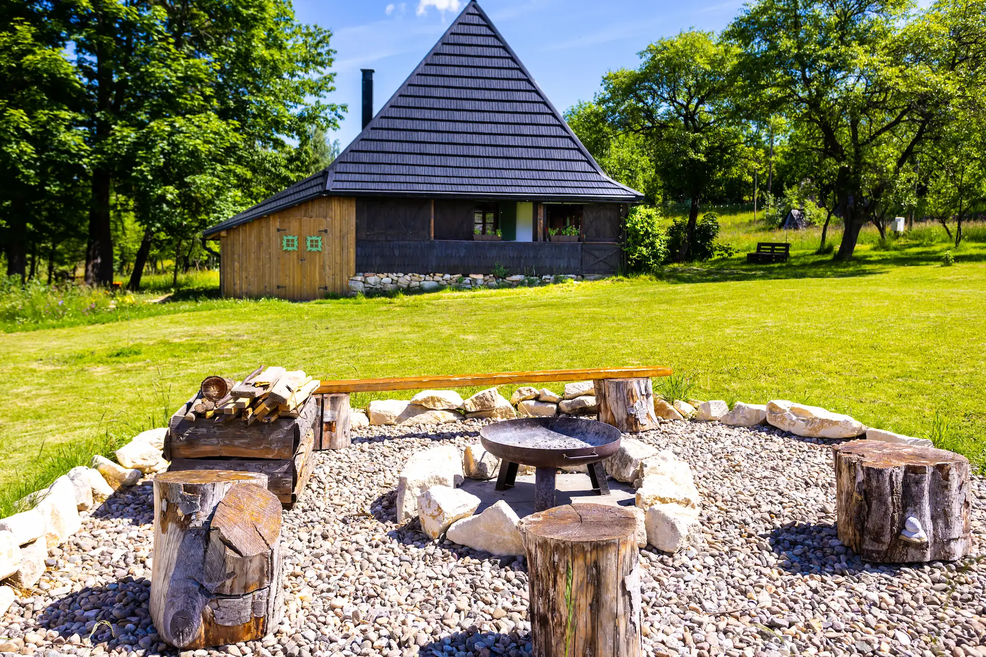 Traditional House Garden
